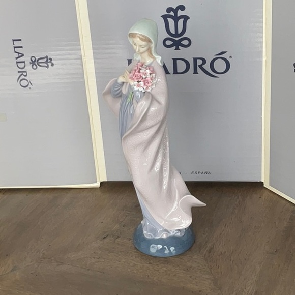 Lladro Our Lady With Flowers - Picture 1 of 7